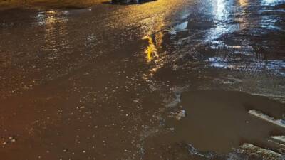 Antakya’da son günlerde çamur deryasına dönen yollar, vatandaşlara zor anlar