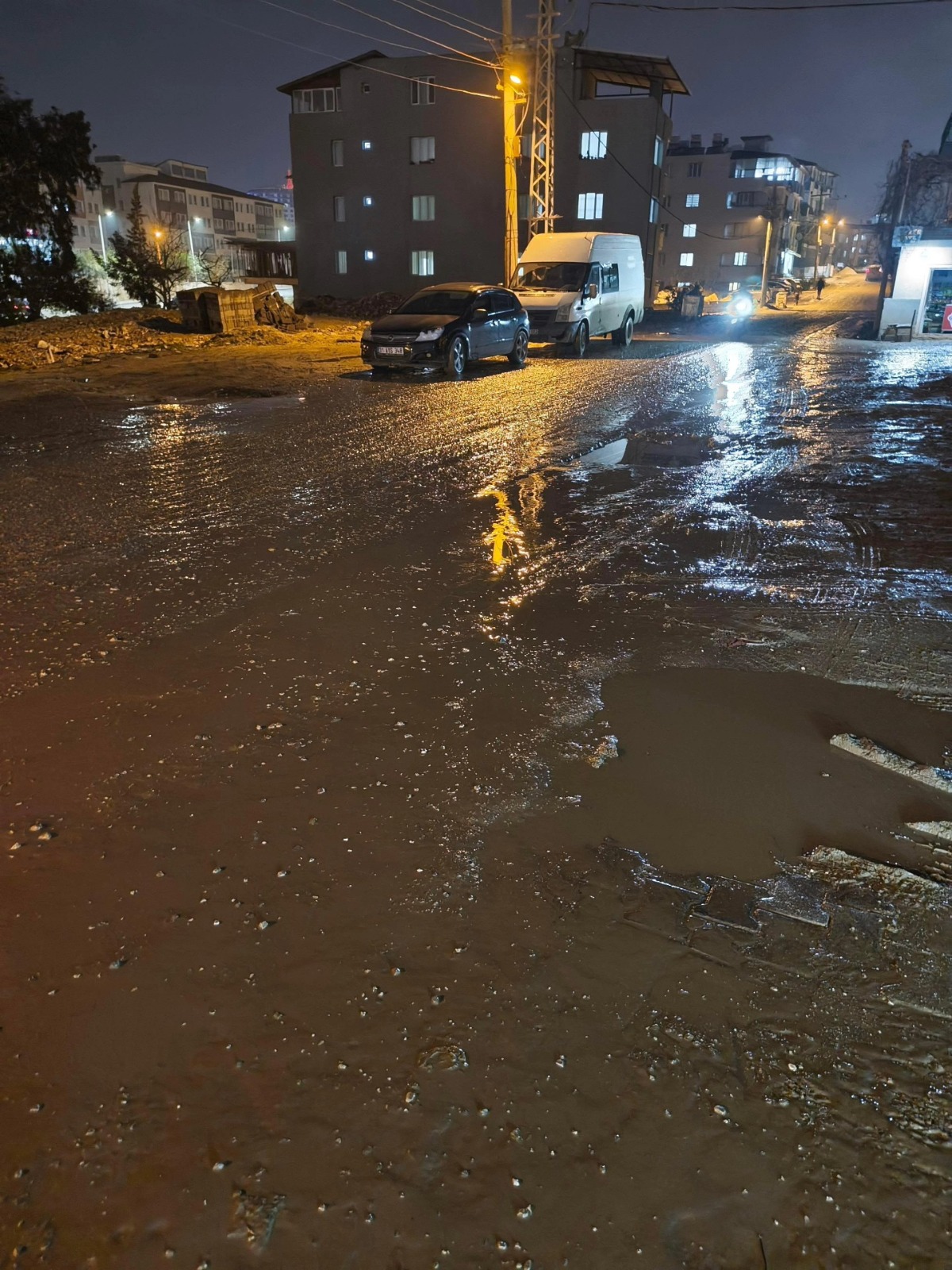Antakya’da son günlerde çamur deryasına dönen yollar, vatandaşlara zor anlar