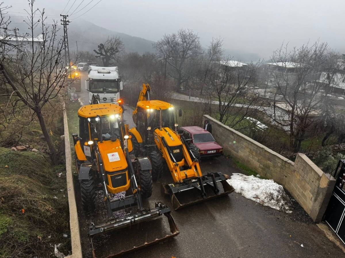 Antakya’da sabah saatlerinde kontrolden çıkan bir TIR uçurum kenarında mahsur