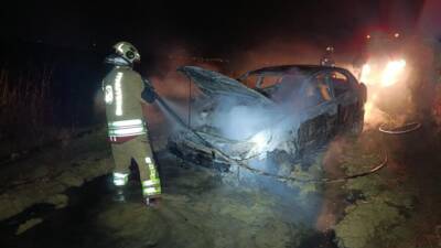 Hatay’ın Arsuz ilçesinde seyir halindeyken alev alan bir otomobil tamamen