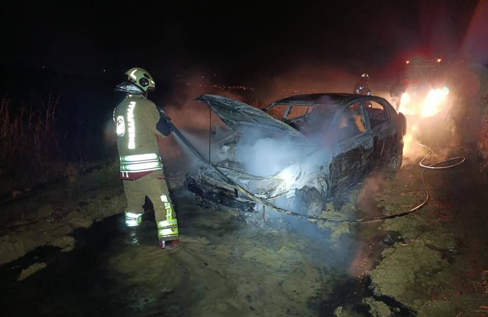 Hatay’ın Arsuz ilçesinde seyir halindeyken alev alan bir otomobil tamamen