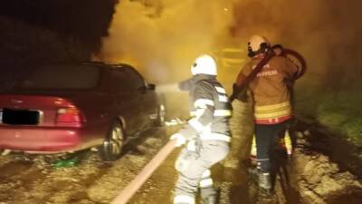 Hatay’ın Yayladağı ilçesinde seyir halindeyken alev alan bir otomobilde maddi