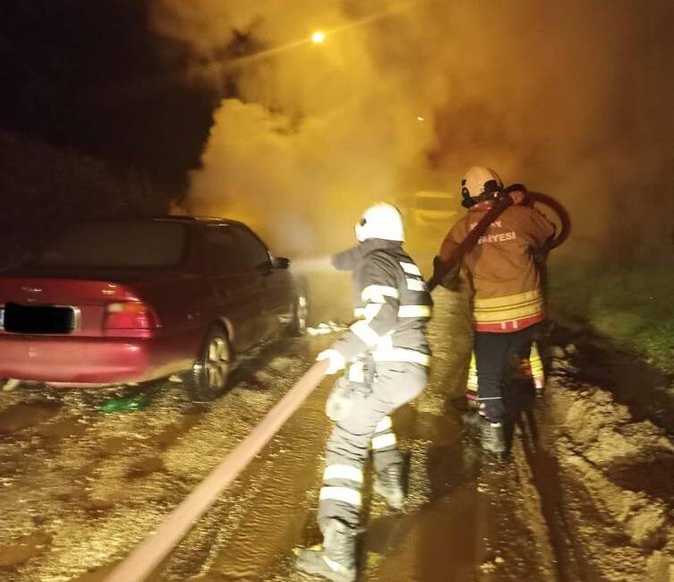 Hatay’ın Yayladağı ilçesinde seyir halindeyken alev alan bir otomobilde maddi