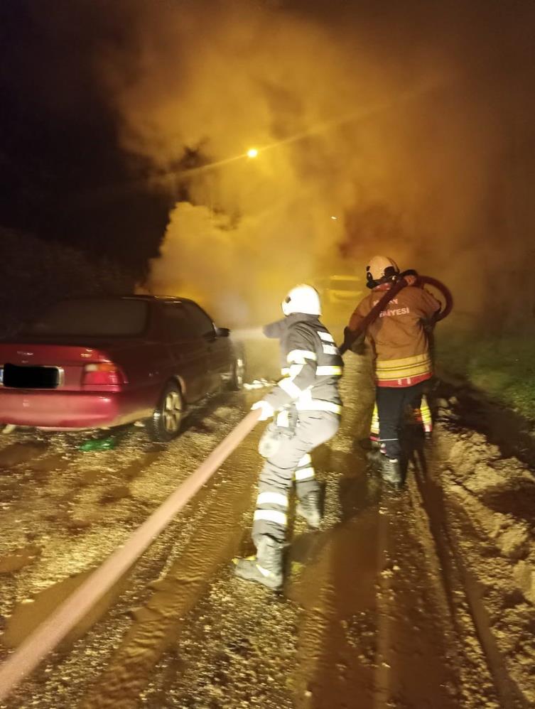 Hatay’ın Yayladağı ilçesinde seyir halindeyken alev alan bir otomobilde maddi
