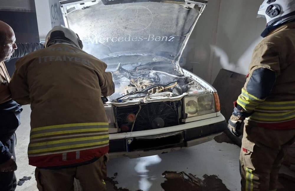 Hatay’ın Samandağ ilçesinde, park halindeki bir otomobilin motor bölümünde çıkan