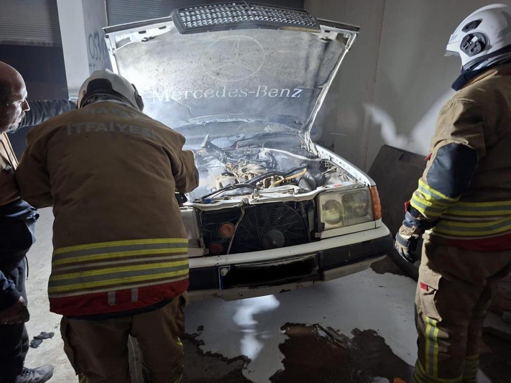 Hatay’ın Samandağ ilçesinde, park halindeki bir otomobilin motor bölümünde çıkan