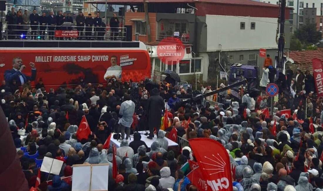 CHP Genel Başkanı Özgür Özel, Hatay’ın Defne ilçesi Çekmece Kavşağı’nda
