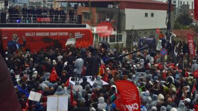 CHP Genel Başkanı Özgür Özel, Hatay’ın Defne ilçesi Çekmece Kavşağı’nda