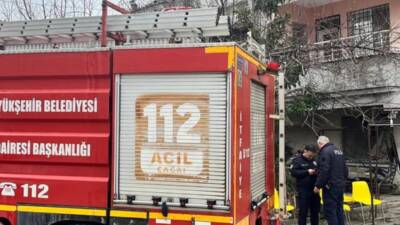 Hatay’ın Defne ilçesinde bir evde çıkan yangında dumandan etkilenen 2