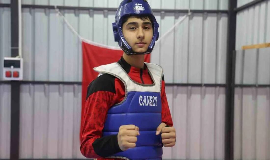 Hatay’da yaşayan 14 yaşındaki Ahmet Doğru, depremde kaybettiği babasının hayallerini