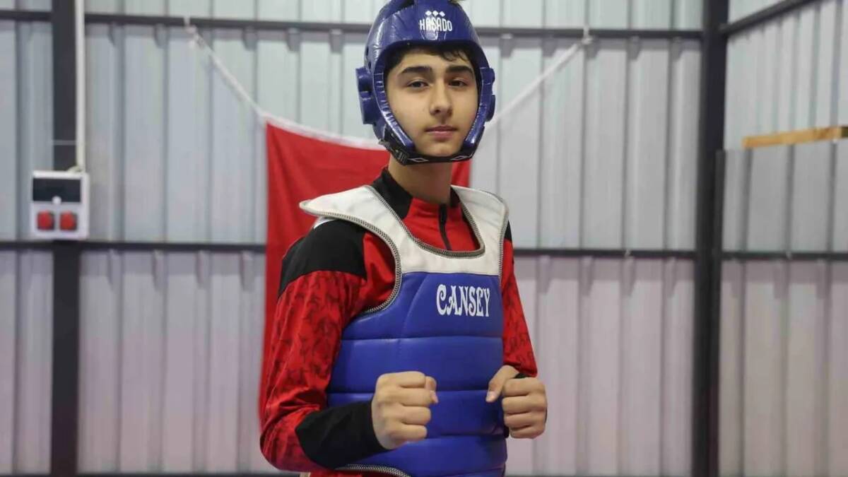 Hatay’da yaşayan 14 yaşındaki Ahmet Doğru, depremde kaybettiği babasının hayallerini