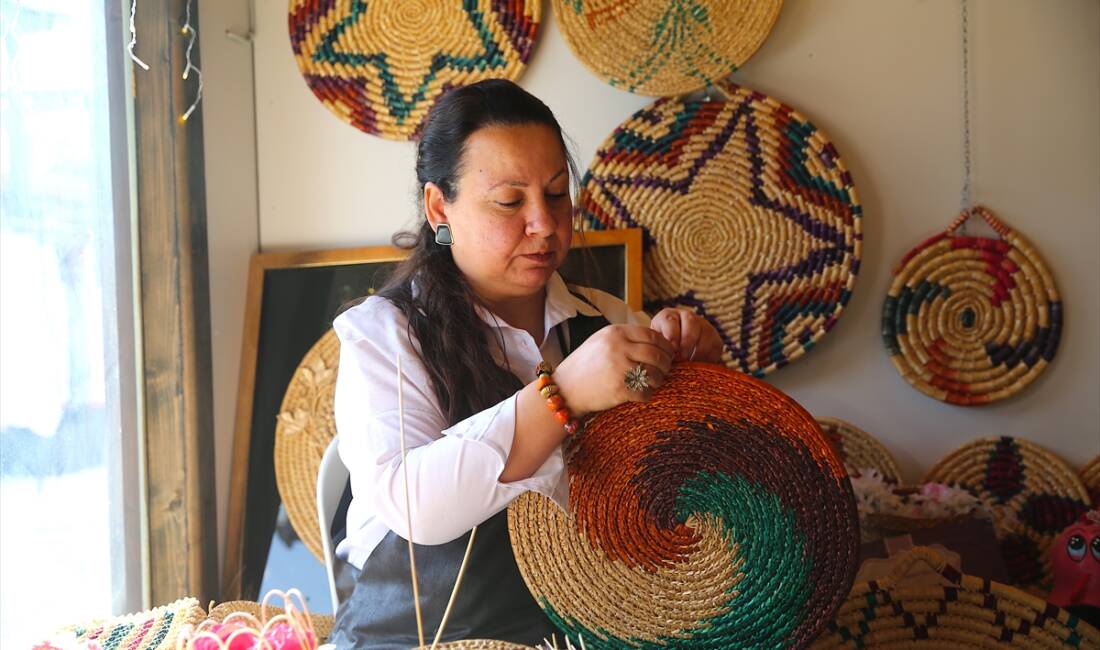 Hatay’da buğday saplarına şekil vererek hasır ürünler tasarlayan Emel Temizkan,