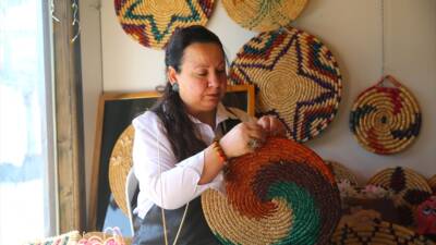 Hatay’da buğday saplarına şekil vererek hasır ürünler tasarlayan Emel Temizkan,