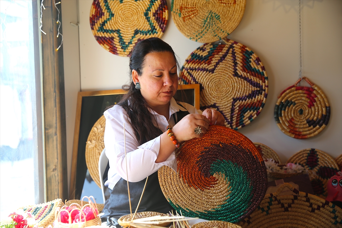 Hatay’da buğday saplarına şekil vererek hasır ürünler tasarlayan Emel Temizkan,