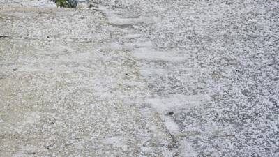 Hatay genelinde etkili olan yağışlı hava, bazı ilçelerde dolu yağışıyla