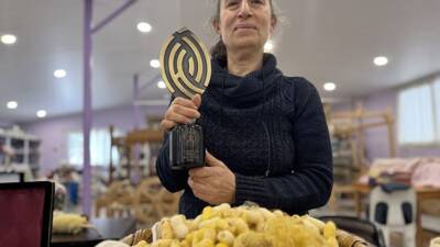 Hatay’da ninesinden öğrendiği ipek böcekçiliğini yaşatan Emel Duman, Kültür ve