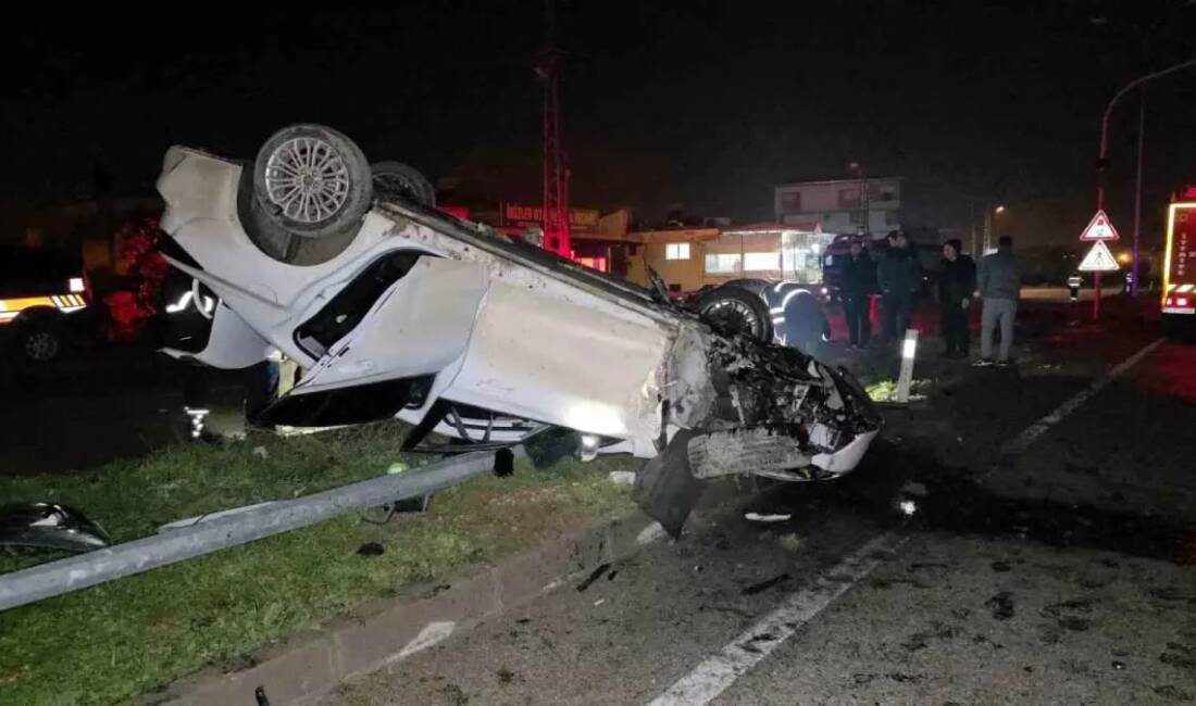 Hatay’ın Hassa ilçesinde meydana gelen trafik kazasında aydınlatma direğine çarparak