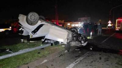 Hatay’ın Hassa ilçesinde meydana gelen trafik kazasında aydınlatma direğine çarparak