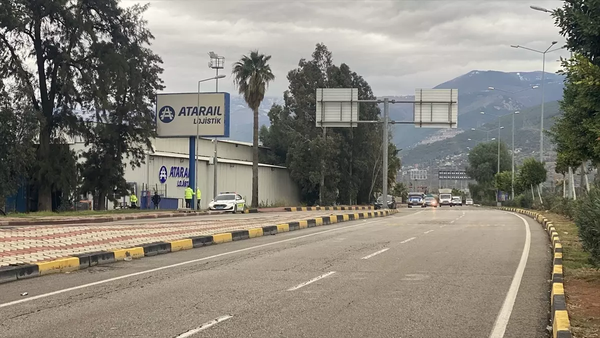 Hatay’ın İskenderun ilçesinde meydana gelen trafik kazasında, yolun karşısına geçmeye