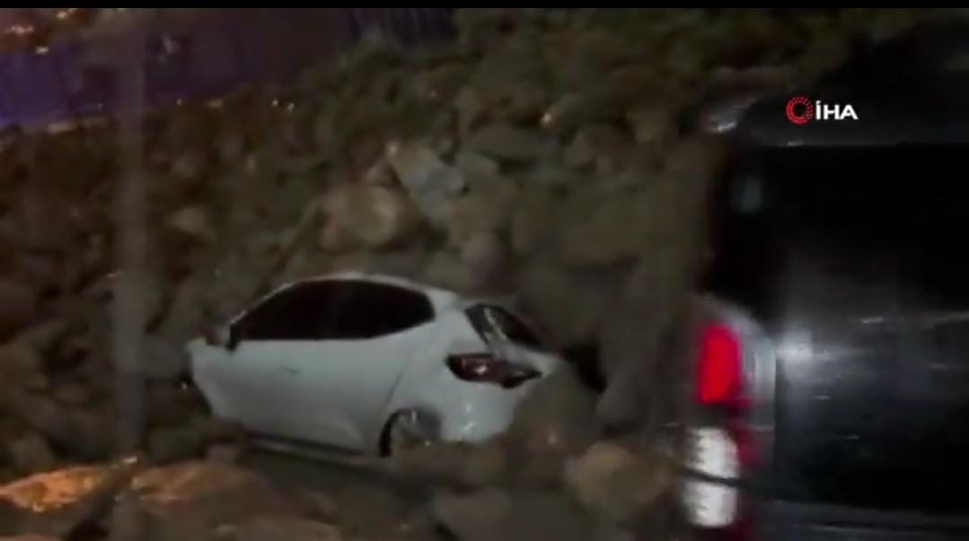 Hatay’ın Payas ilçesinde meydana gelen patlama sonrası çöken istinat duvarı,