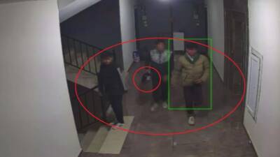 Hatay’ın Reyhanlı ilçesinde bir apartmanda yaşanan ayakkabı hırsızlığı güvenlik kameralarına