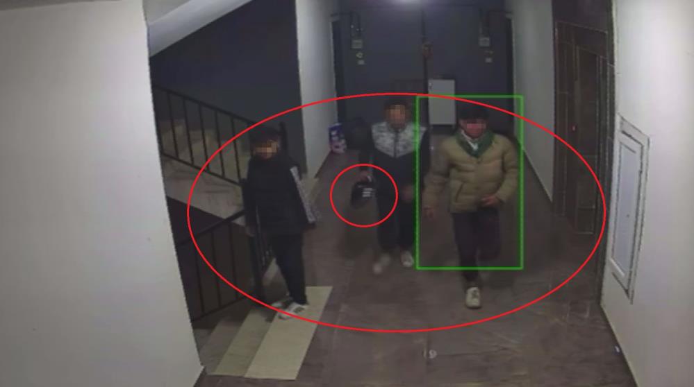 Hatay’ın Reyhanlı ilçesinde bir apartmanda yaşanan ayakkabı hırsızlığı güvenlik kameralarına