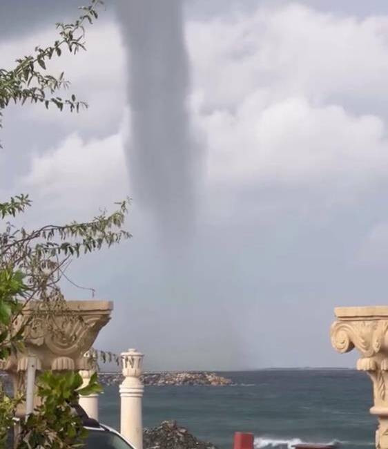 Hatay’ın Arsuz ilçesi açıklarında, sabah saatlerinde Akdeniz üzerinde oluşan hortum