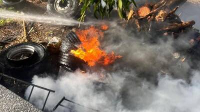Hatay’ın Arsuz ilçesinde hurdalık alanda çıkan yangın, itfaiye ekiplerinin zamanında