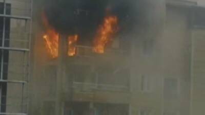 Hatay’ın Defne ilçesinde işçilerin kaldığı bir apartman dairesinde çıkan yangın