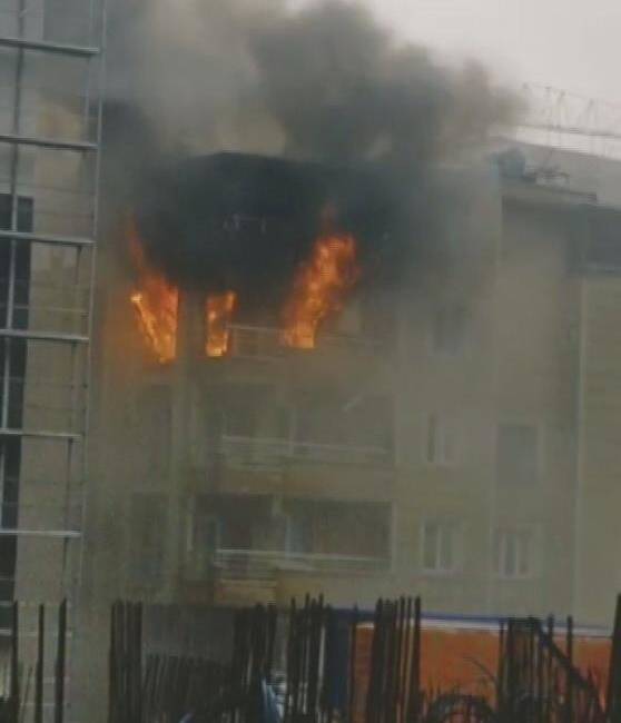 Hatay’ın Defne ilçesinde işçilerin kaldığı bir apartman dairesinde çıkan yangın