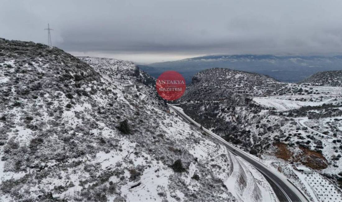Hatay’da etkili olan kar yağışı, Antakya–Yayladağı yolu üzerinde doğayla iç