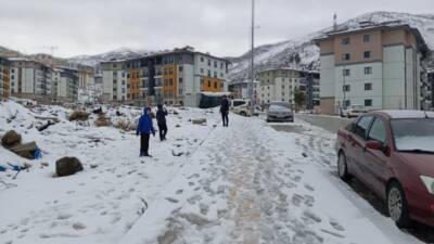 Hatay’da gece saatlerinden itibaren etkisini artıran kar yağışı, özellikle yüksek