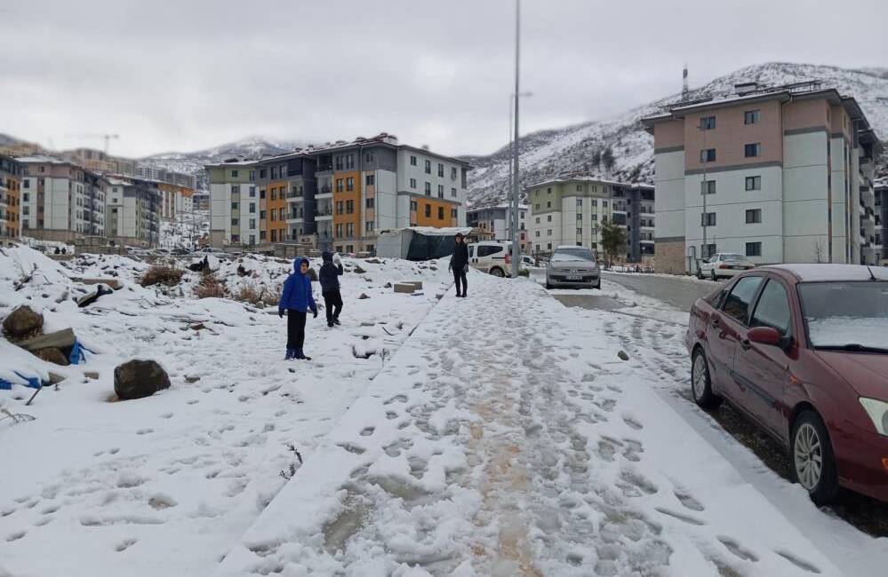 Hatay’da gece saatlerinden itibaren etkisini artıran kar yağışı, özellikle yüksek