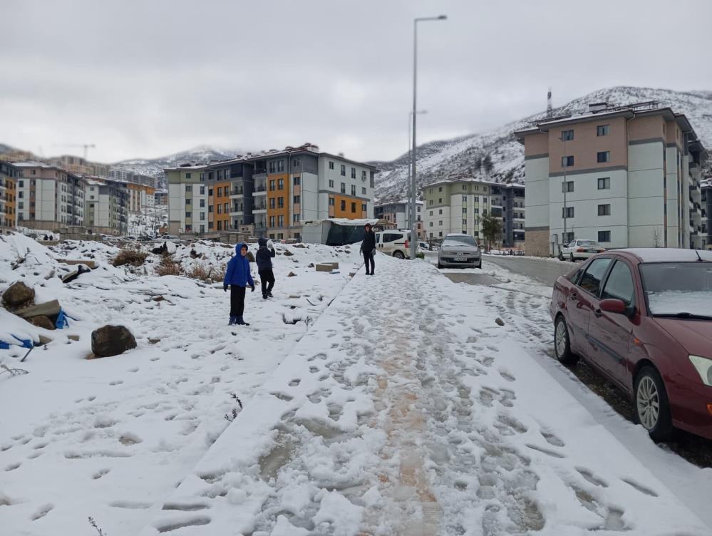 Hatay’da gece saatlerinden itibaren etkisini artıran kar yağışı, özellikle yüksek