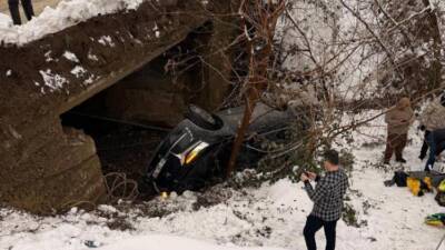 Hatay’da kayganlaşan yolda meydana gelen kazada dereye uçan otomobildeki 5