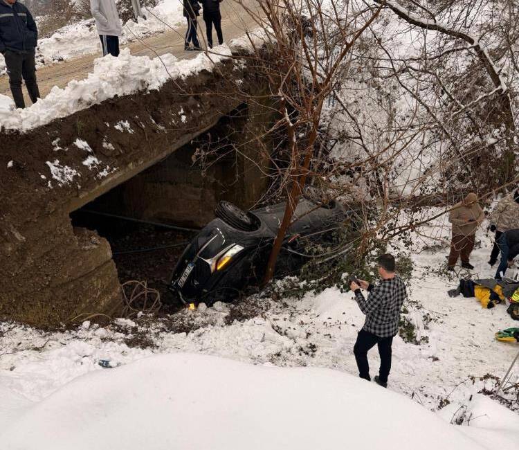 Hatay’da kayganlaşan yolda meydana gelen kazada dereye uçan otomobildeki 5