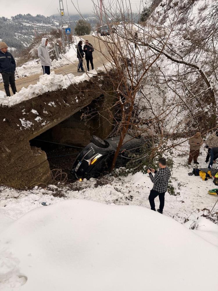 Hatay’da kayganlaşan yolda meydana gelen kazada dereye uçan otomobildeki 5