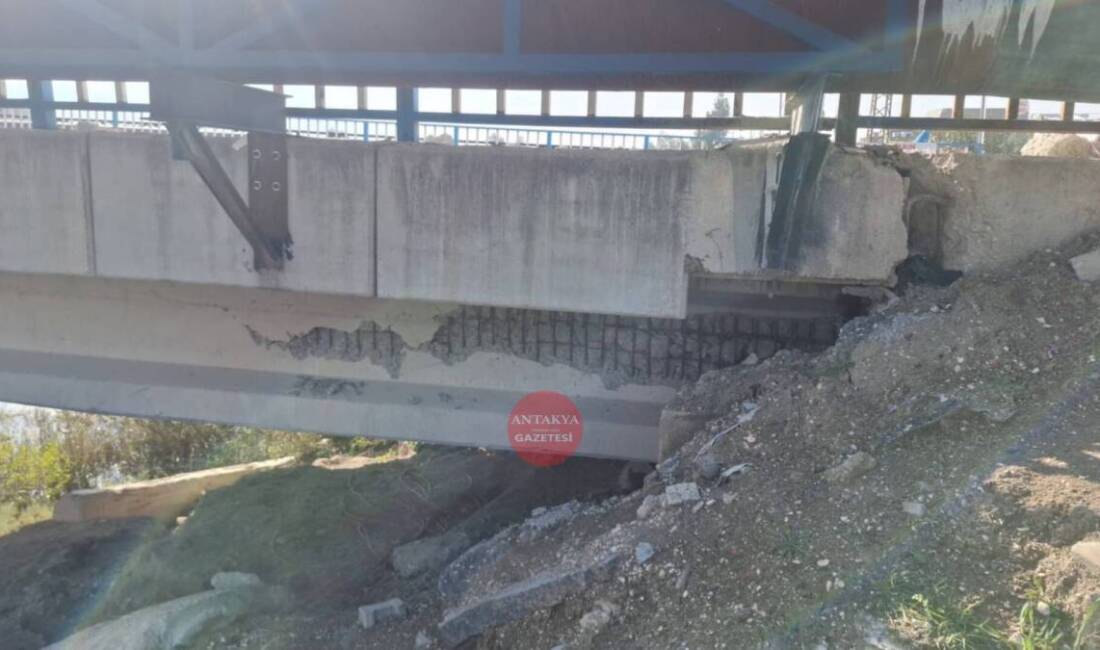 Defne Sevgi Parkı yakınlarında dün akşam saatlerinde kendi kendine yıkılan