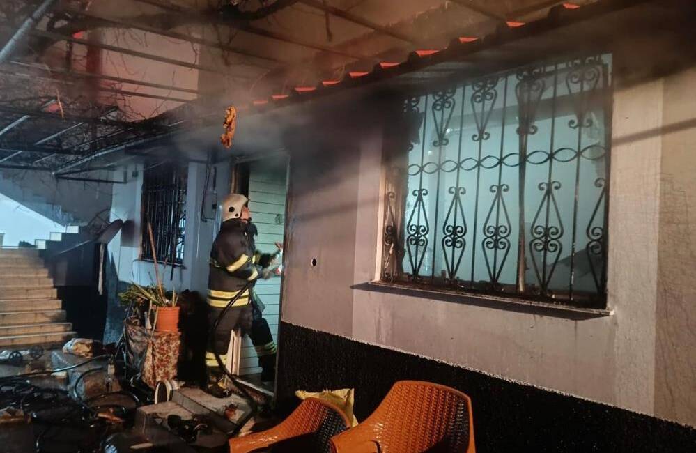 Hatay’ın Kumlu ilçesinde bir müstakil evde çıkan yangın, itfaiye ekiplerinin