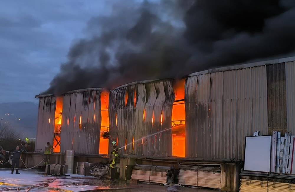 Hatay’ın Dörtyol ilçesinde bir Lojistik firmasına ait lastik deposunda çıkan