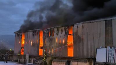 Hatay’ın Dörtyol ilçesinde bir Lojistik firmasına ait lastik deposunda çıkan