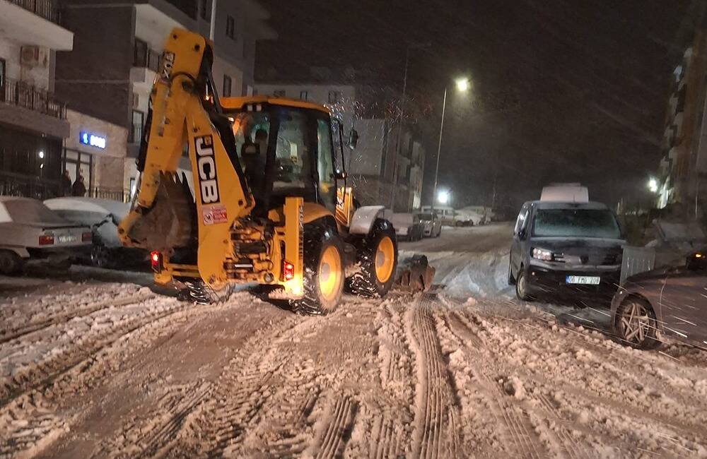Hatay genelinde etkili olan kar yağışı ve buzlanmaya karşı Hatay