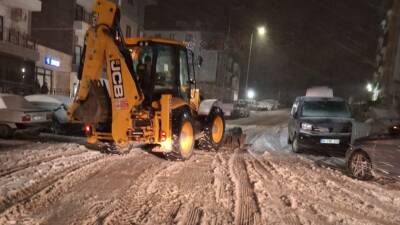 Hatay genelinde etkili olan kar yağışı ve buzlanmaya karşı Hatay