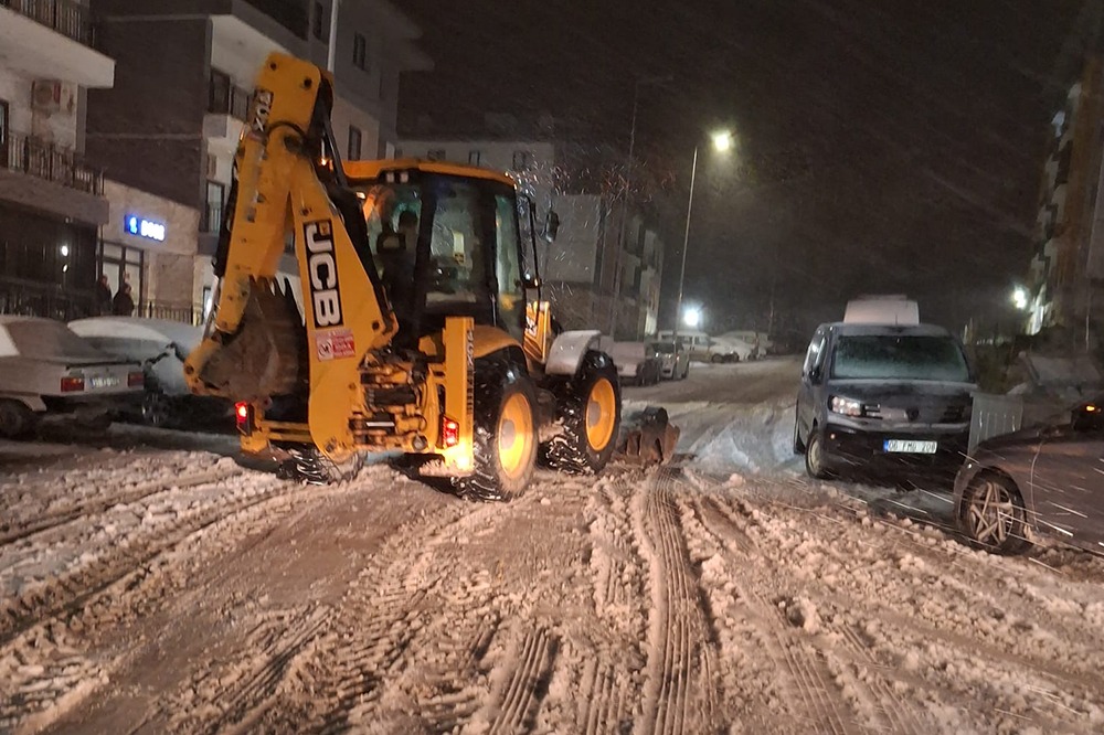 Hatay genelinde etkili olan kar yağışı ve buzlanmaya karşı Hatay