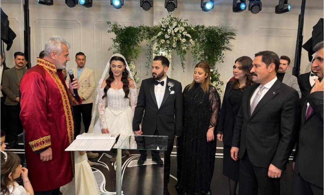 Hatay’da düzenlenen düğün töreni, siyasetin ve protokolün önemli isimlerini bir