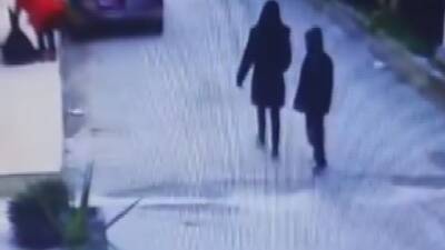 Hatay’da duvarın üzerindeki telefonu fark eden anne ve çocuğun, telefonu