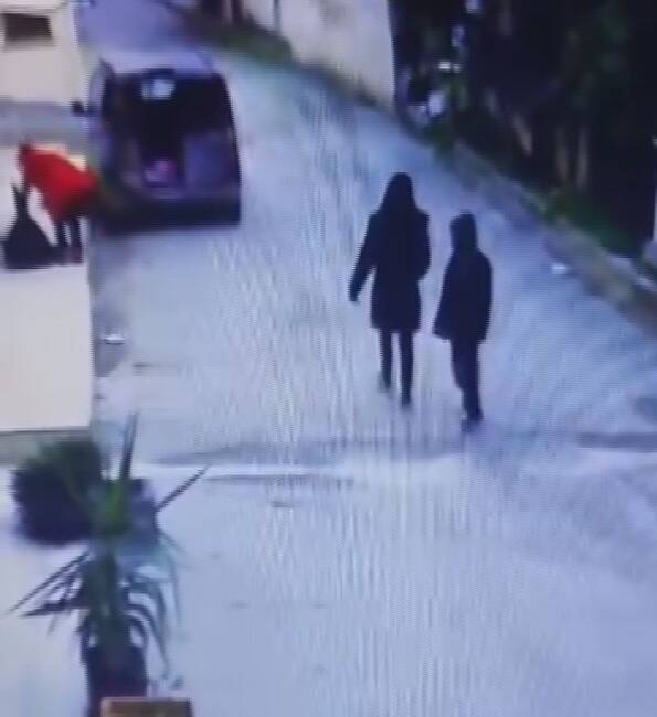 Hatay’da duvarın üzerindeki telefonu fark eden anne ve çocuğun, telefonu