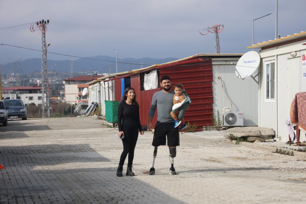 Hatay'da depremde 2 bacağı ampute olan ve protez bacakları sayesinde