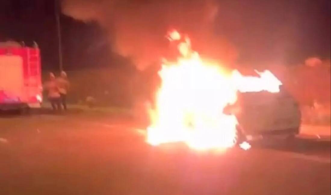 Hatay’ın Reyhanlı ilçesinde trafikte ilerleyen bir otomobil, motor kısmından çıkan