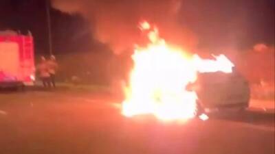 Hatay’ın Reyhanlı ilçesinde trafikte ilerleyen bir otomobil, motor kısmından çıkan